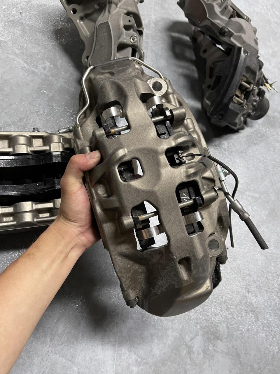 极氪001 fr版本 碳陶刹车.ap mono顶级一体锻造刹车.