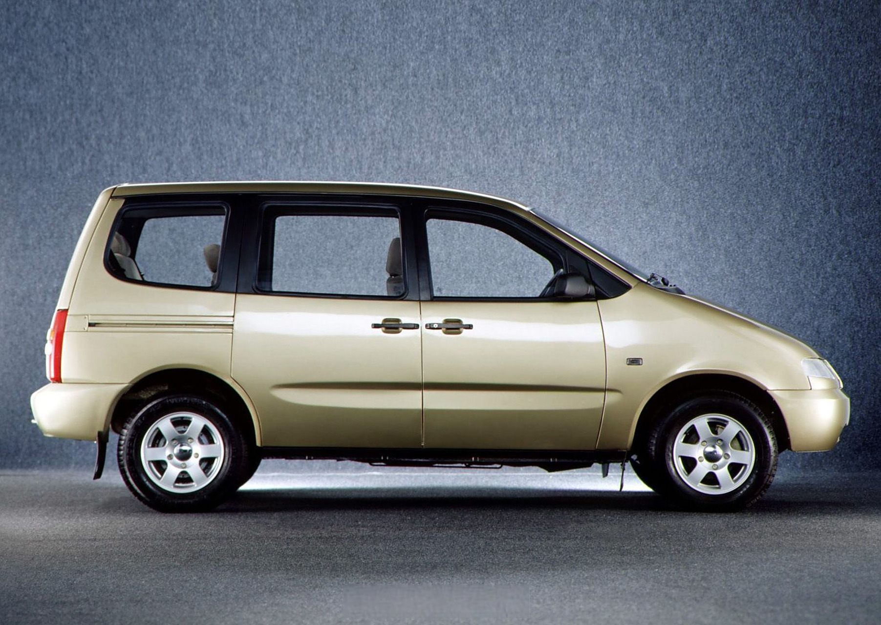 vaz 2120,又叫拉达nadezhda,俄罗斯汽车工业90年代末针对mpv细分市场