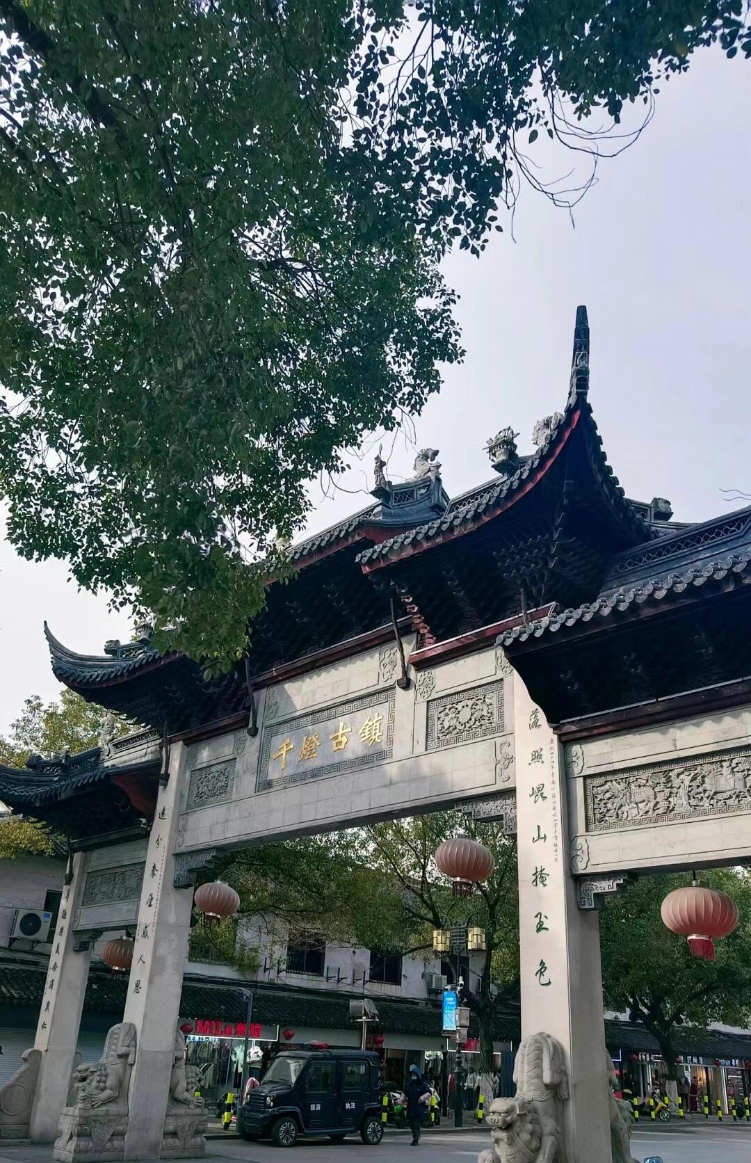 推荐昆山千灯古镇,不要门票,环境不错,很适合去走走感受一下江南水乡