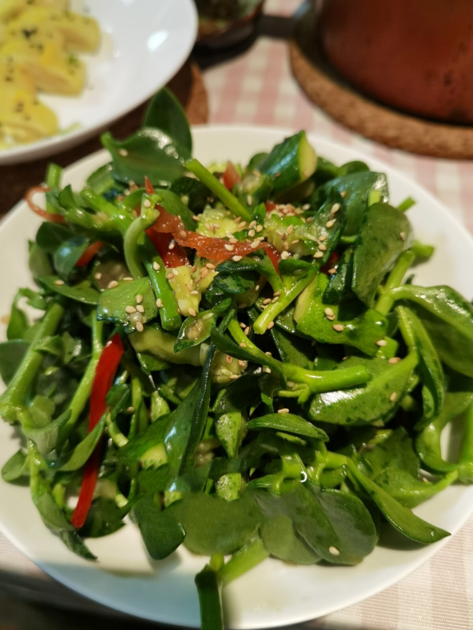 清香天然的麻油口味凉拌穿心莲～ 食材:穿心莲,红色菜椒,白芝麻 调料