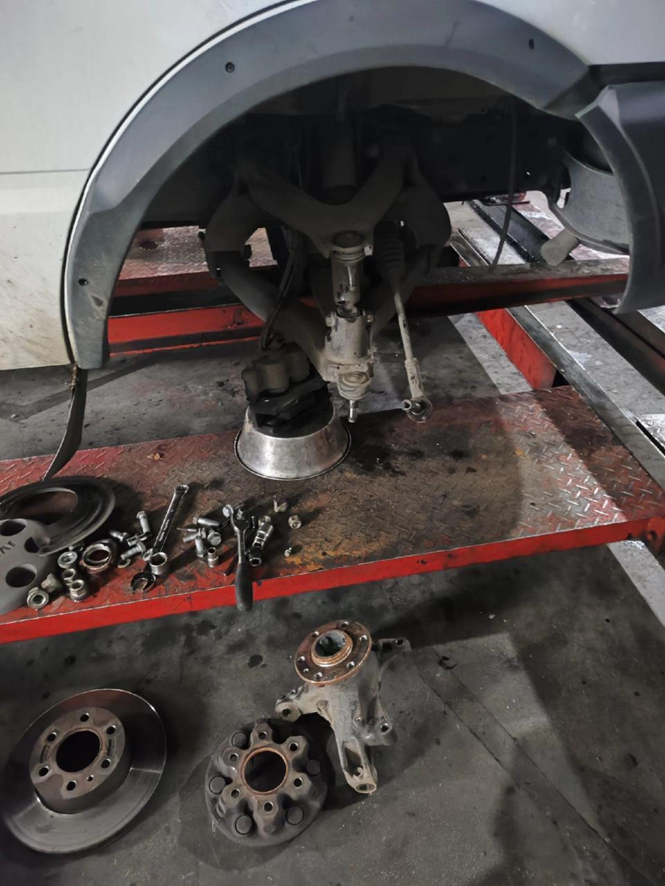 依维柯得意更换前轮轴承.更换前轮轴承.