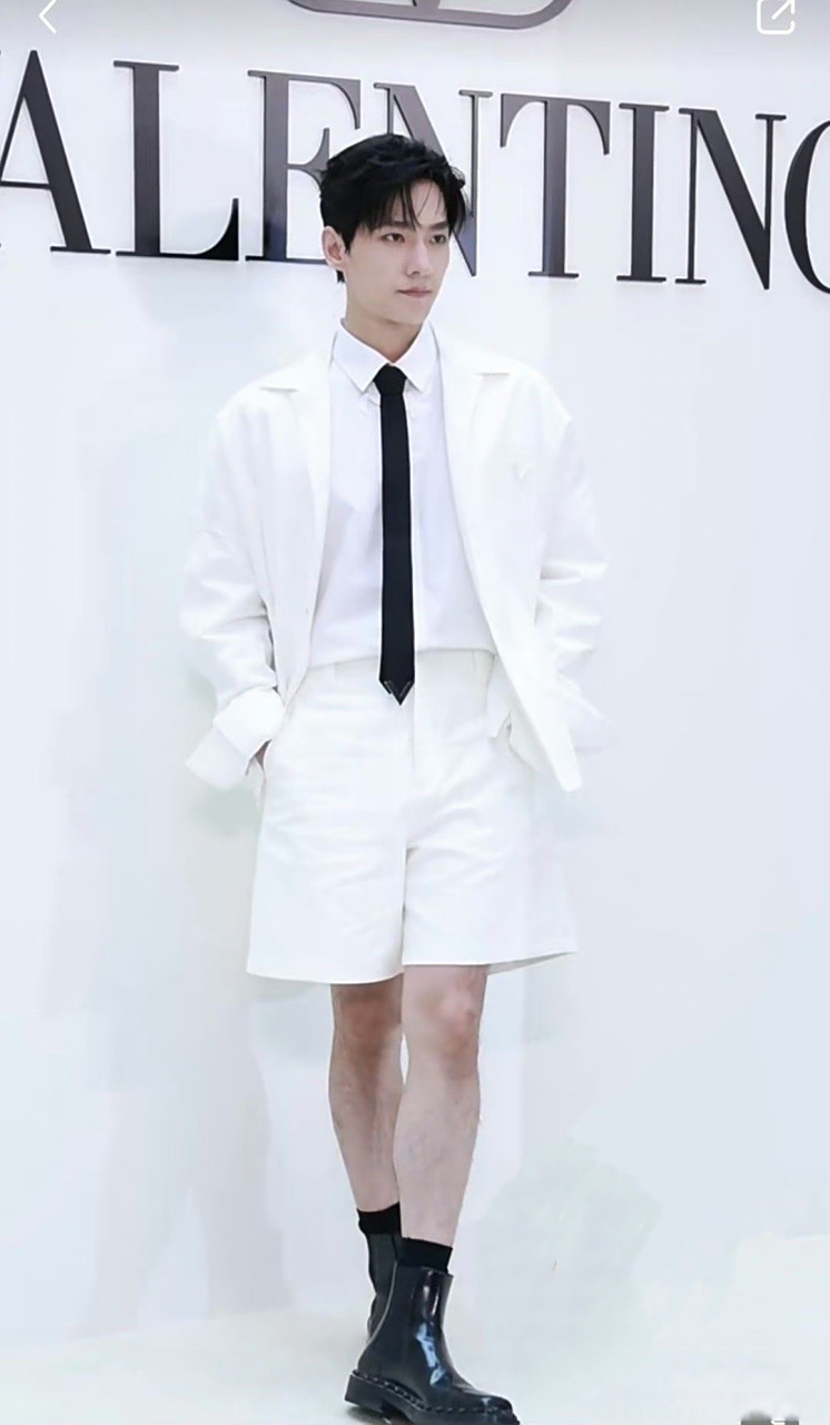 杨洋白色短裤# 杨洋好听劝,今天的造型清爽多了,露了小腿,比例思滗