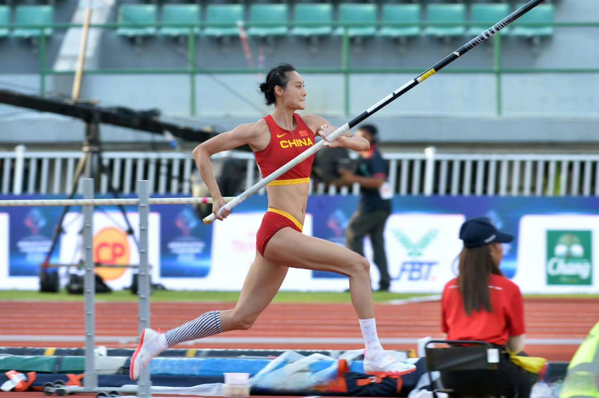 【#李玲夺得亚锦赛女子撑杆跳高冠军#】#亚锦赛女子撑杆跳李玲4米66