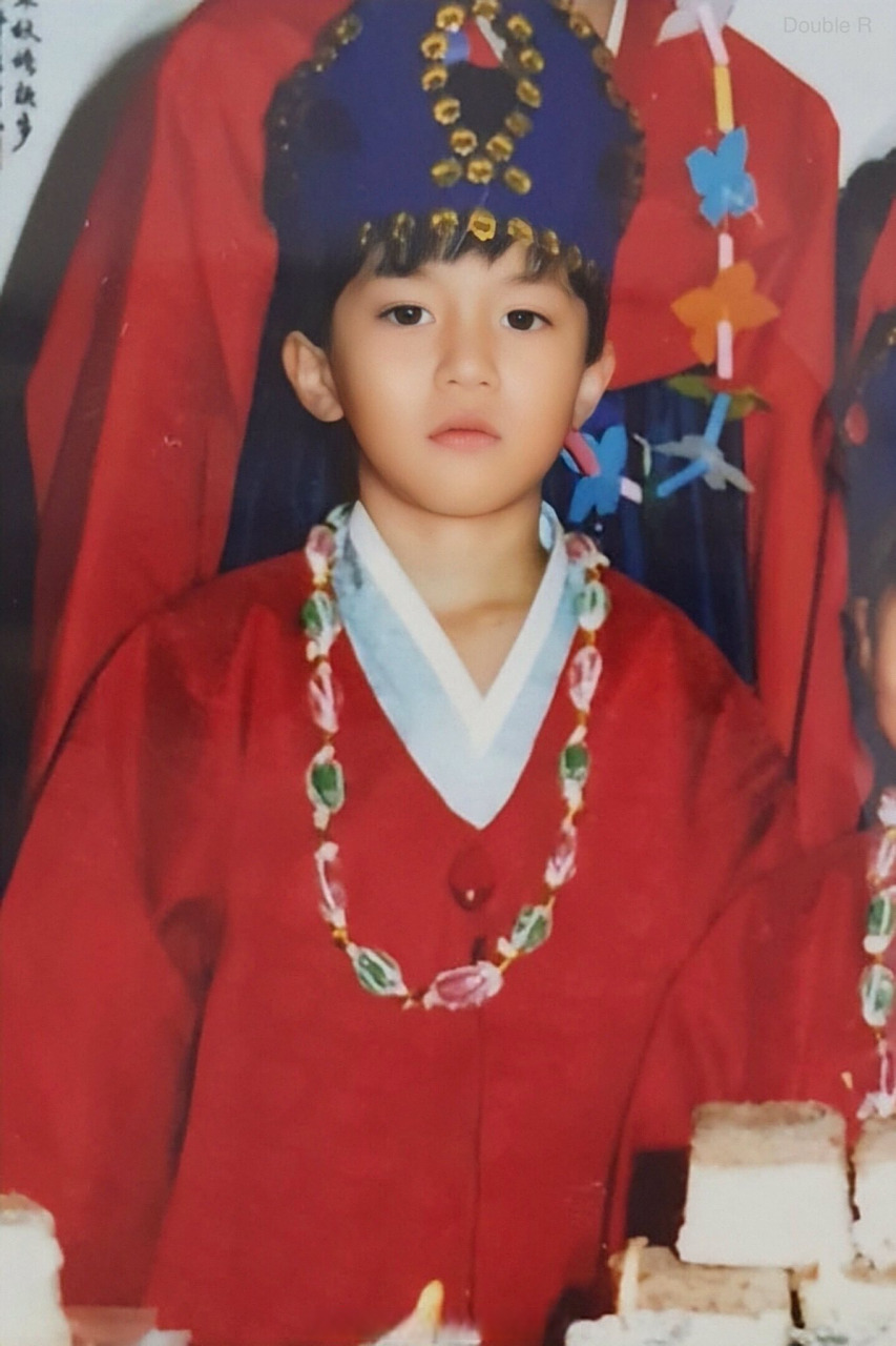 李栋旭##李栋旭童年照#突然更新ins头像的李栋旭 这大眼睛我的妈!