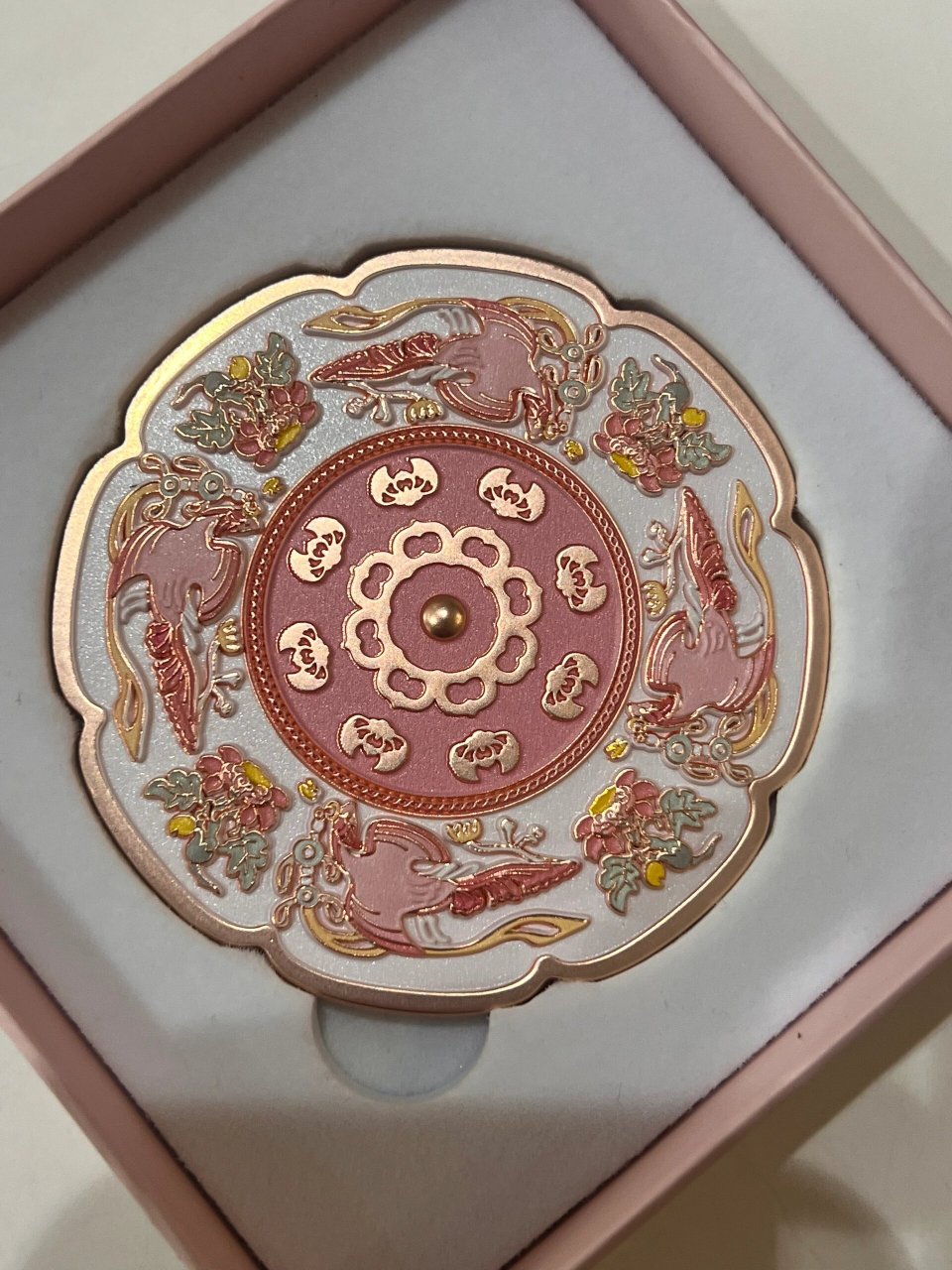 洛阳博物馆 文创 唐代金银平脱花鸟铜镜 周日新上的文创 	 颜色很绚丽