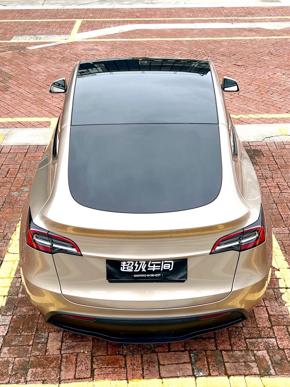 9415香槟金,是金色里面加入棕色,整体属于暖色系,很接近于