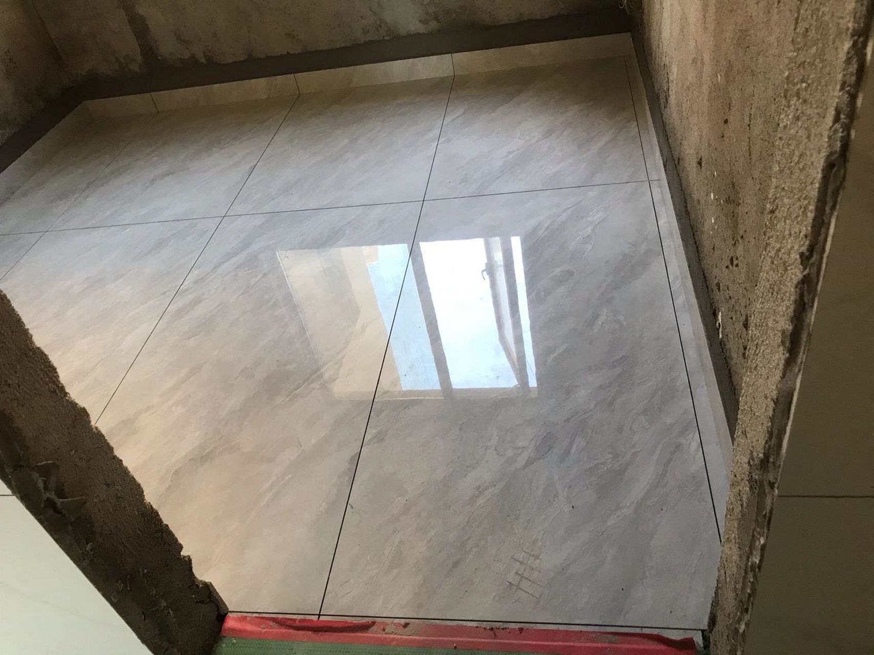 通铺瓷砖一定要注意排版 我的贴砖师傅贴砖前没有提前排版,卖瓷砖的