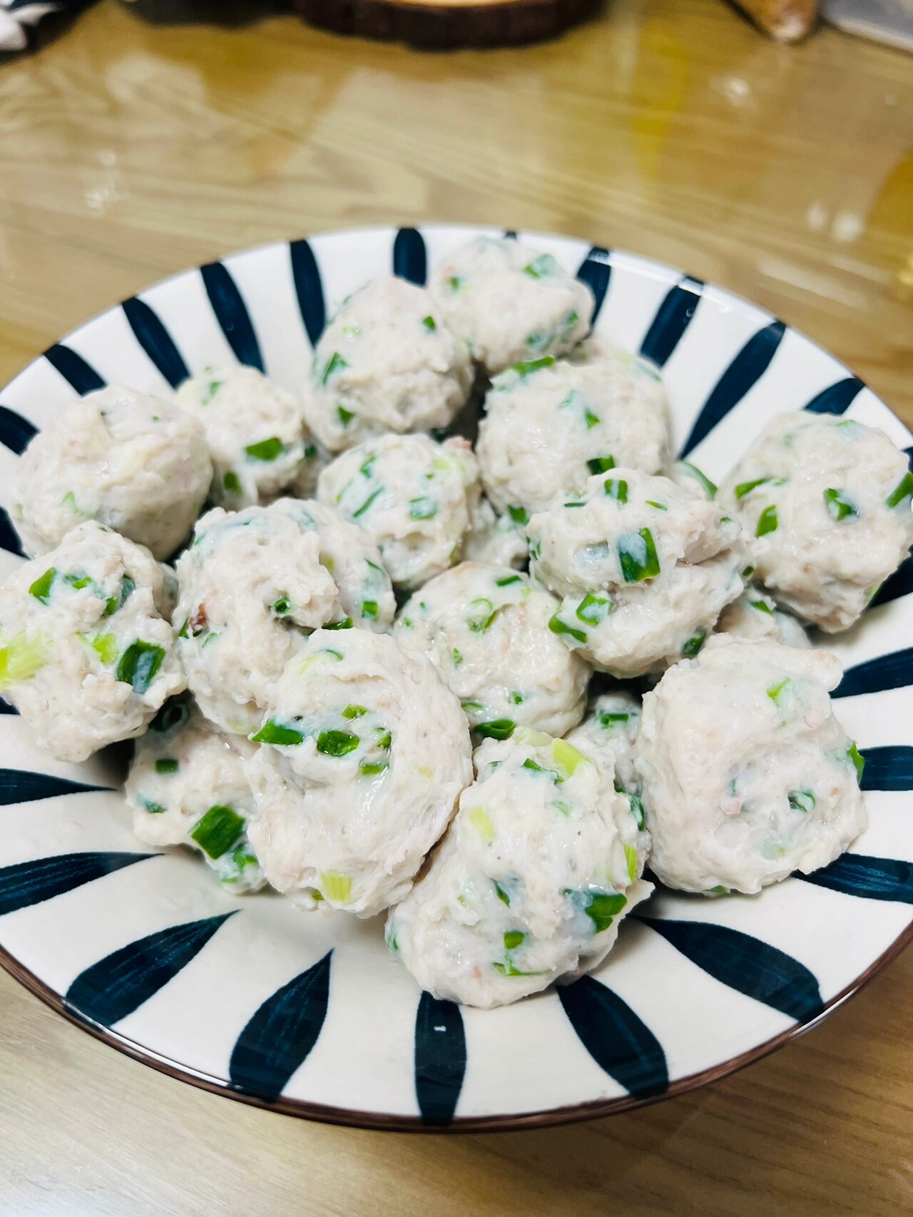 鲜掉眉毛的鱿鱼丸子做法!打火锅必备哈哈!