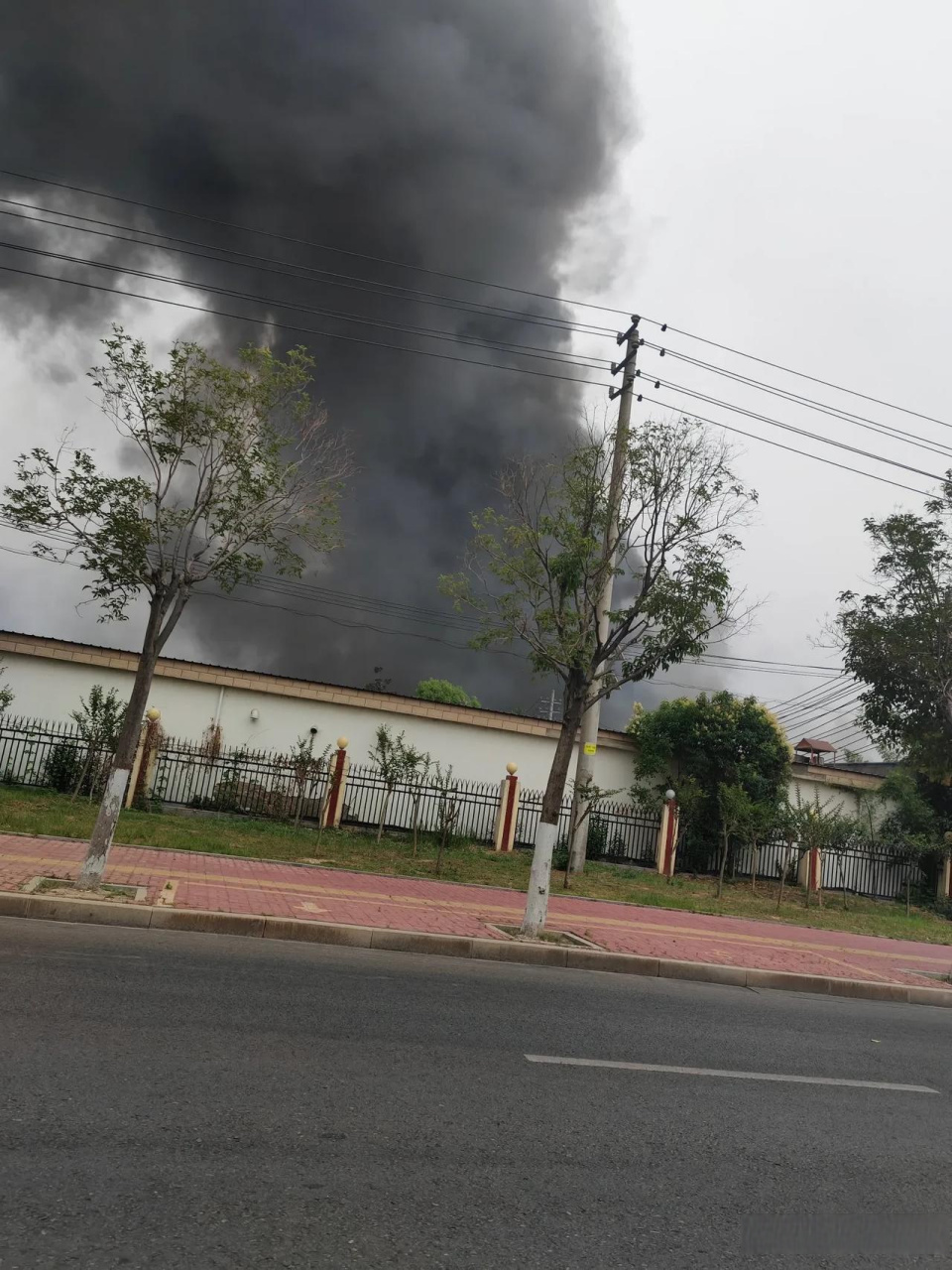 河南商丘市示范区星林路发生一起火灾事故.