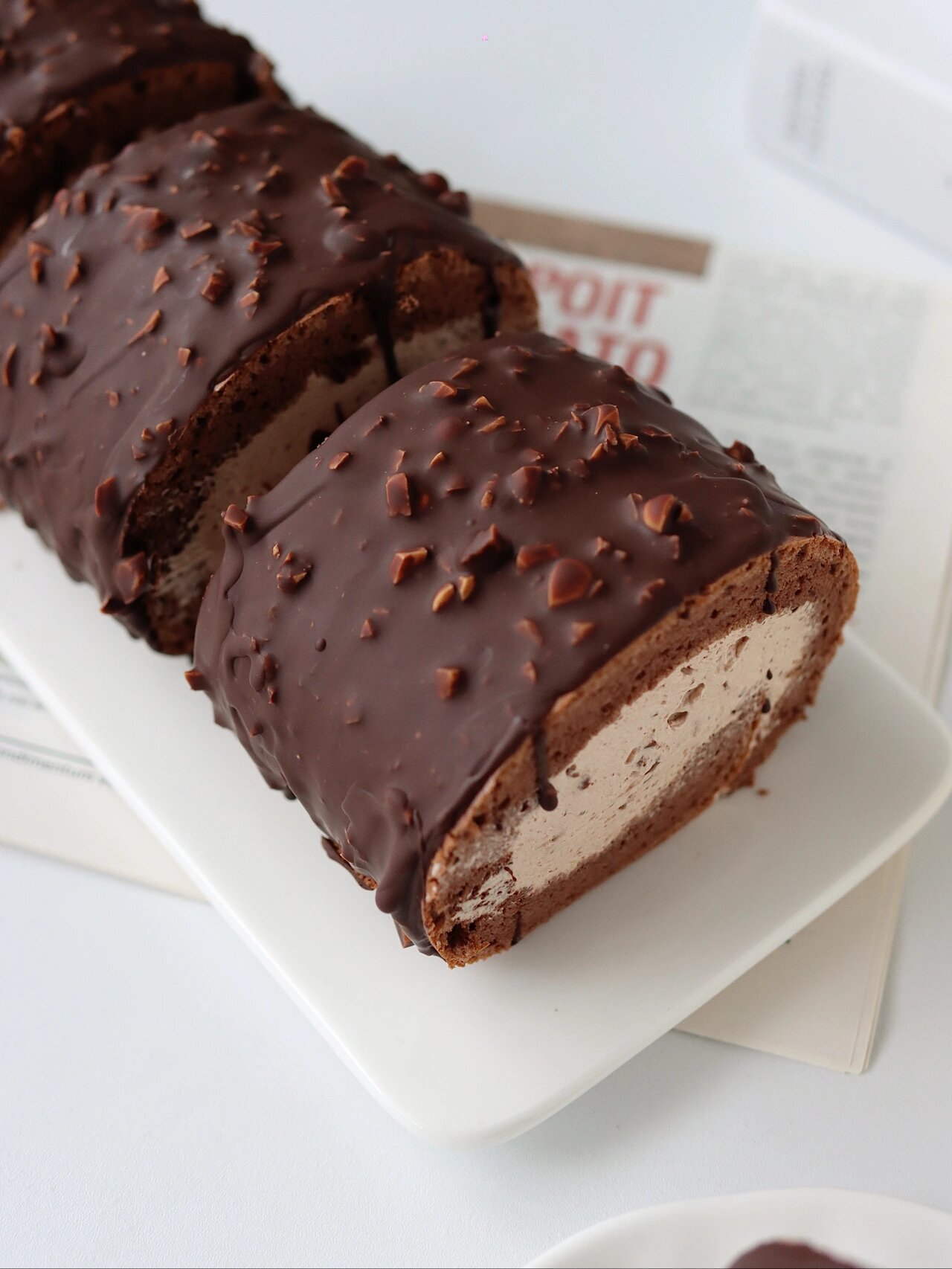 巧克力在口中喀嚓碎掉, 与蛋糕,奶油一起在口腔慢慢融化, 浓郁的