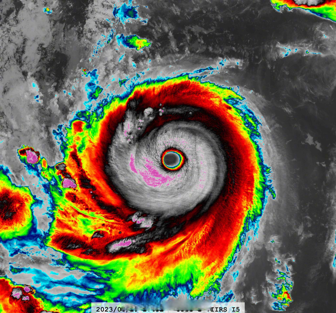 台风苏拉# 超强台风苏拉的超清超稳台风眼已经维持了一天一夜,这说明