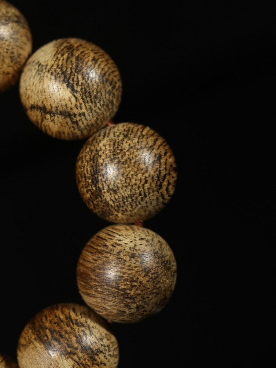 达拉干沉香手串 达拉干沉香最大的特点就是醇厚的奶香凉韵,这种奶香味