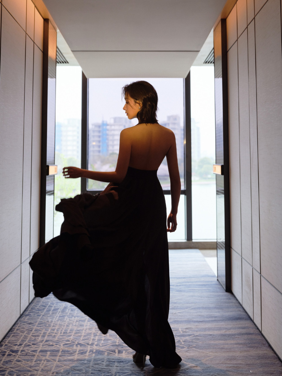 万茜咖色深v露背长裙,轻巧拿捏优雅,从容加持浪漫