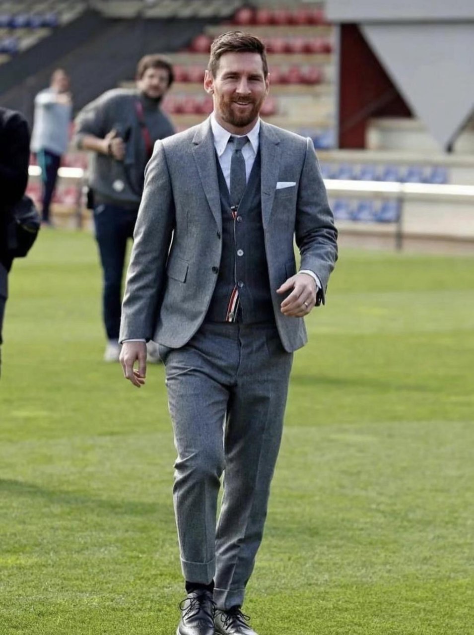 thombrowne #messi   梅西身着 西装