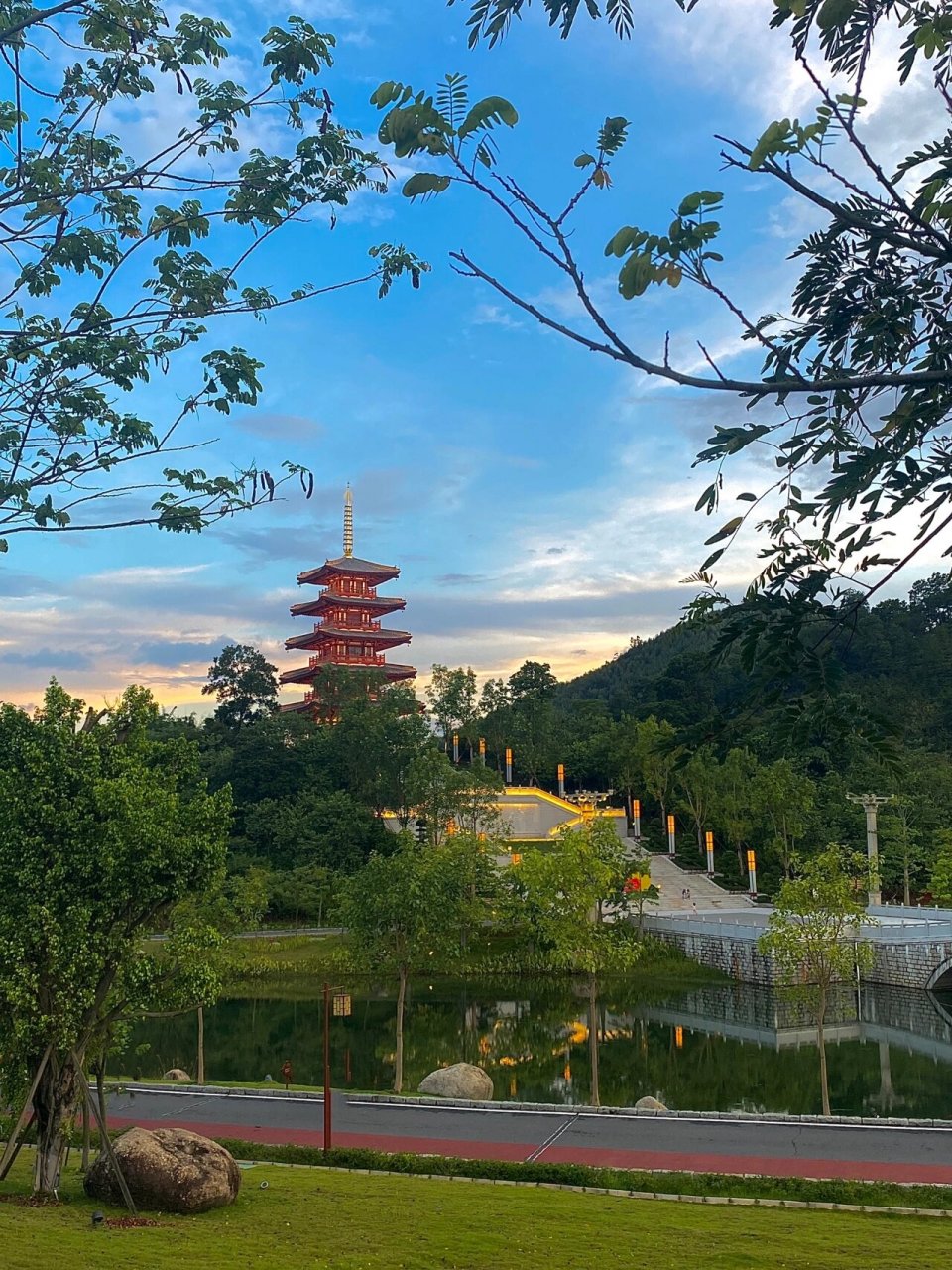 打卡云浮新兴金台山智慧公园 吃完饭来这边散步,刚刚好是雨后所以傍晚