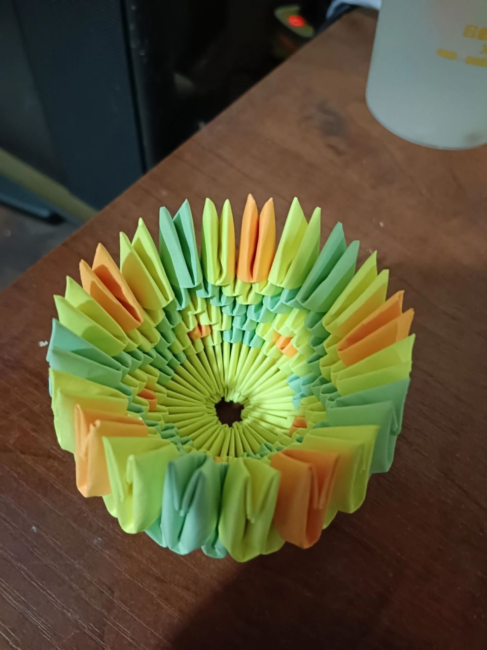 三角插叠菠萝教程分享 网上买的折好的三角插,黄橙绿三种颜色,如果买