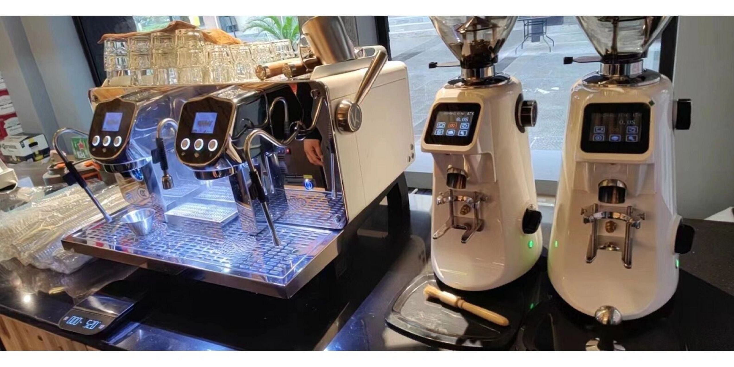 颜值和性能于一身 想必卡法一代双头咖啡机,大家都知道,在很多地方都