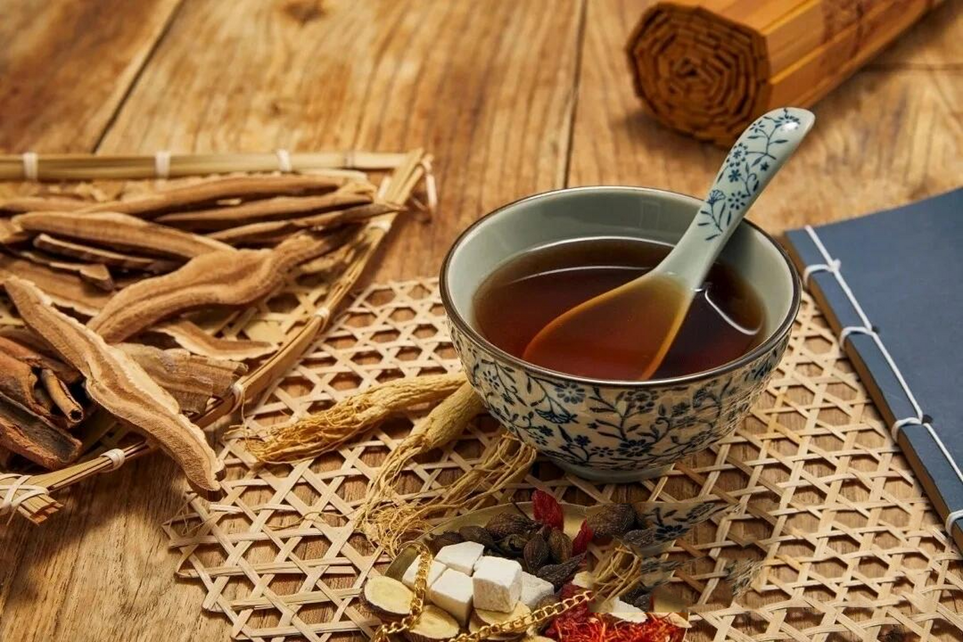 肥胖症方 理脾健运汤 【组成】白术10g 茯苓20g 泽泻12g 桂枝6g 半夏