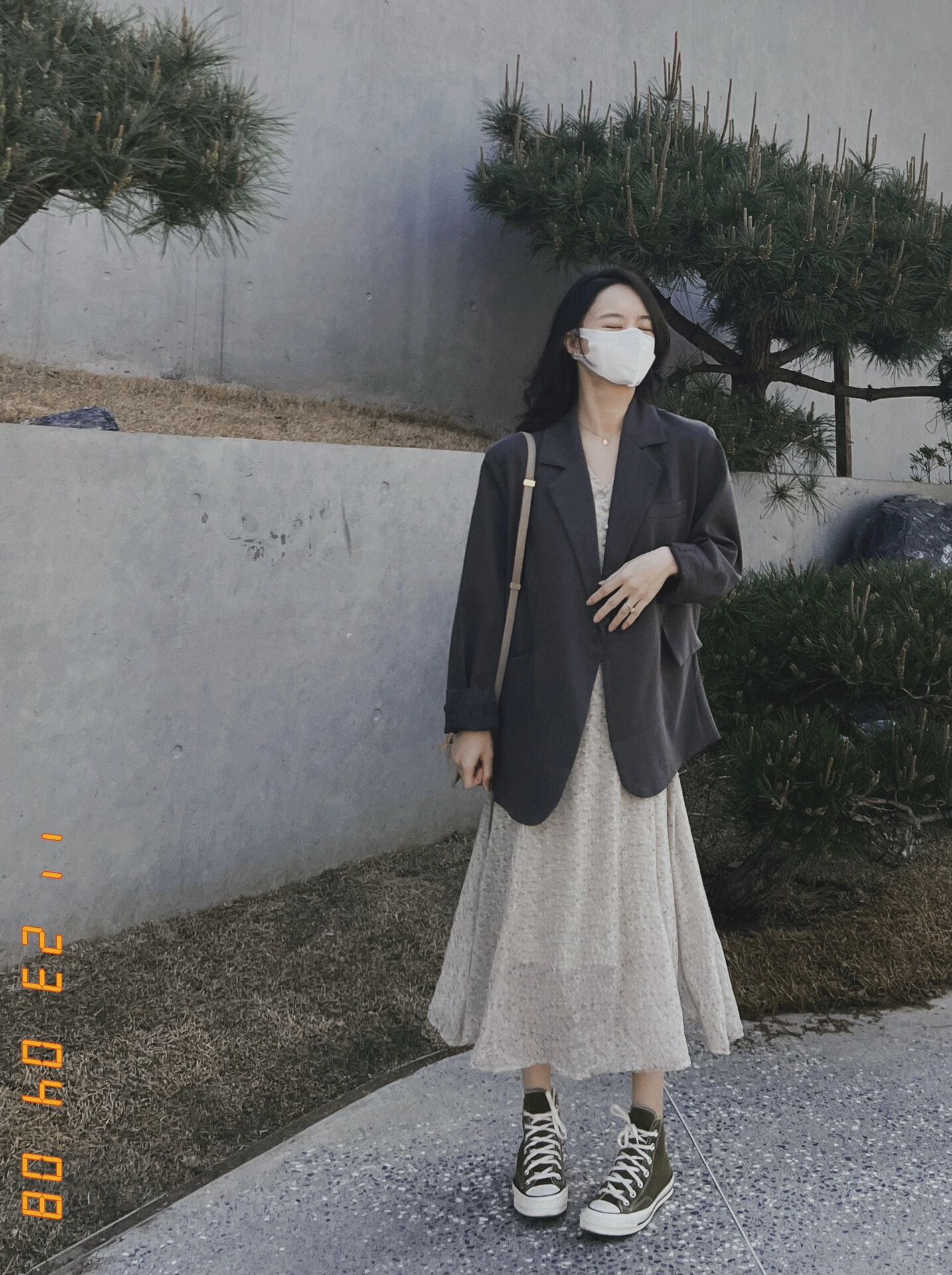 非常有气质又温柔的一套 高级灰小西装搭配米色碎花连衣裙 温柔又