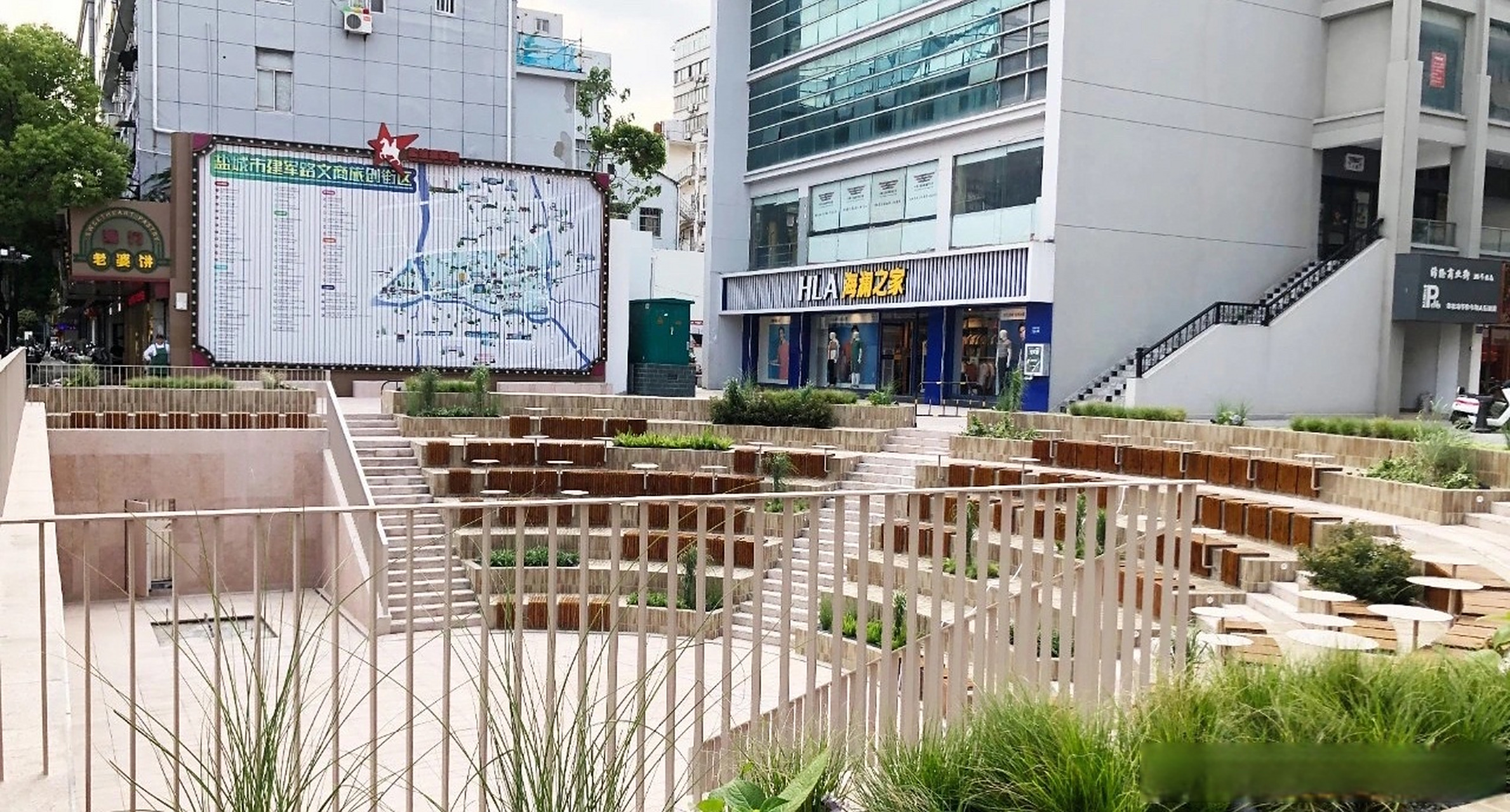 临建军路广场空间进行下沉式广场改造,实现街区与地下商业街互联互通