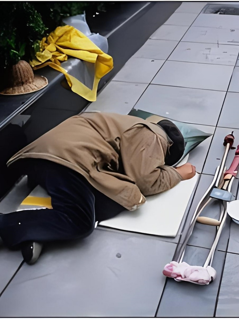 🍚 街头的一角,一位乞丐孤独地坐在那里,手中捧着破旧的碗,眼中流露