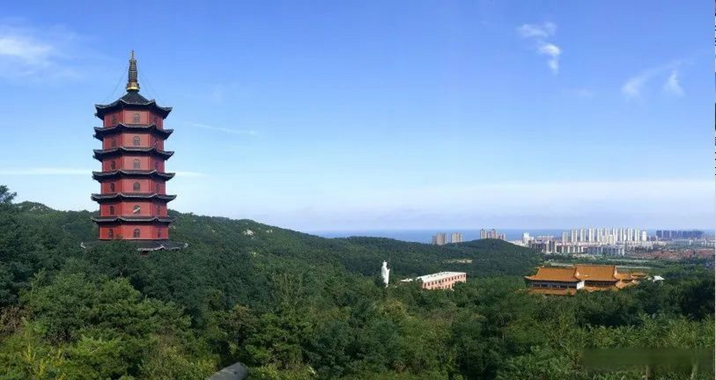 多福山景区位于威海乳山市滨海新区银滩旅游度假区内,距离"天下第一滩