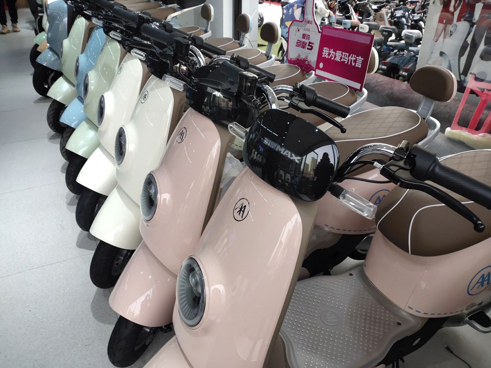 一台春天和夏天骑的电动车,爱玛2023新款春夏