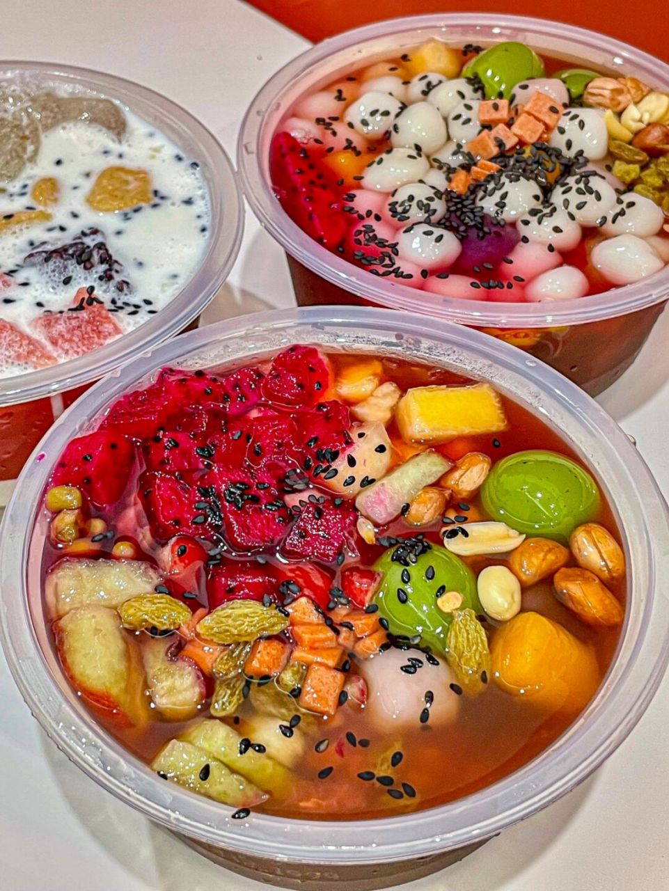 店里有各种花式冰粉!冰汤圆!