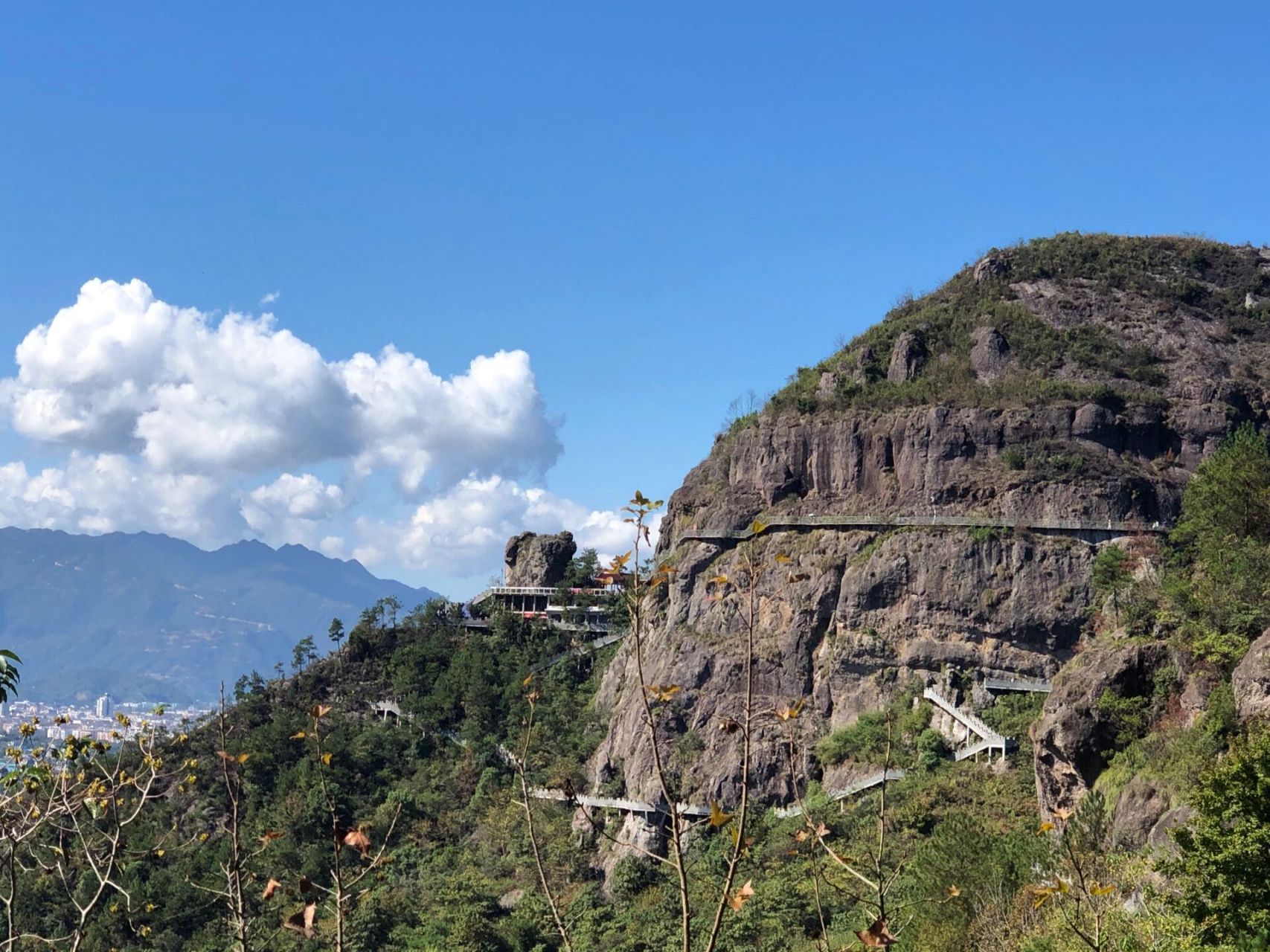 苍南新晋网红"藻溪流石山玻璃栈道"悬崖观景 做为浙江南大门的温州