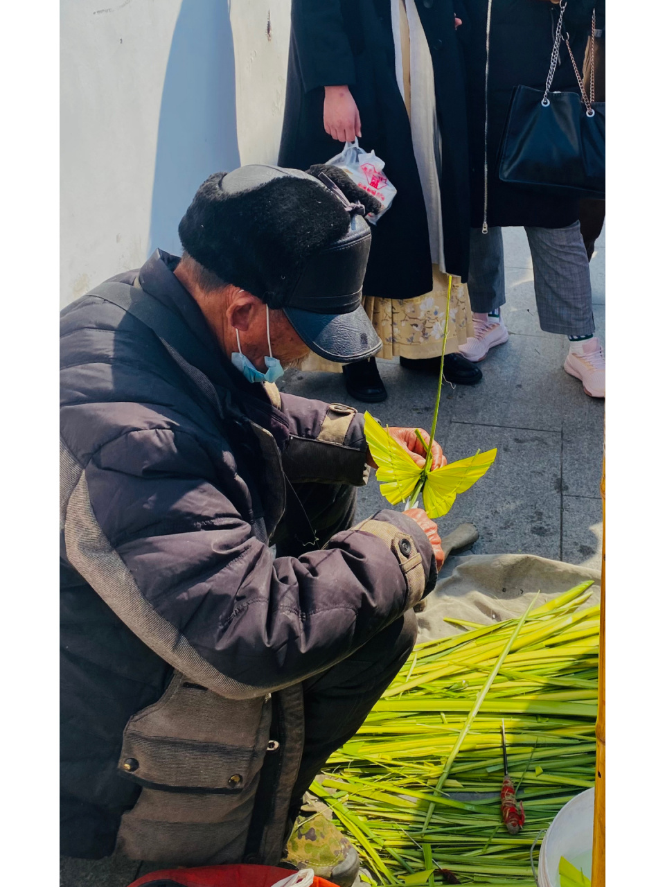 芦苇叶编织—蝴蝶 在苏州北寺塔地铁站口,一出来就看到老爷爷坐在墙边