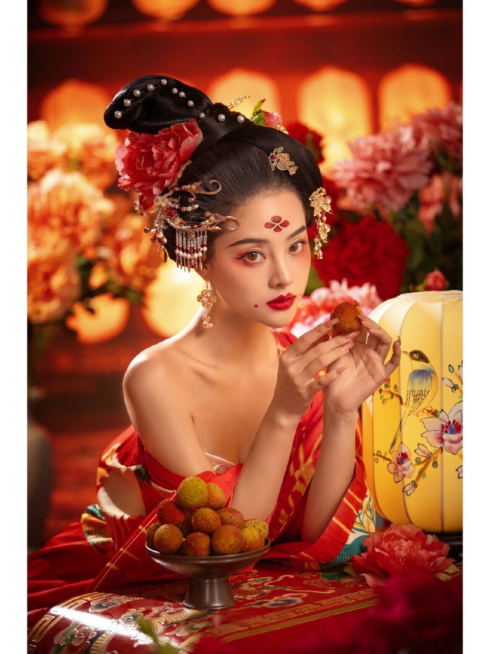 华贵的大红色抹胸长裙97 精致华丽的头饰78 搭配同色系的背景与