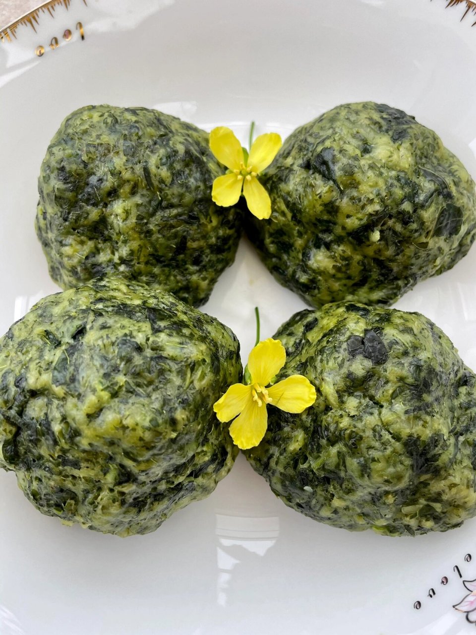 蒸香菜,油麦菜和羽衣甘蓝窝窝头 看小红书上大家都在做蒸菜正好香菜和