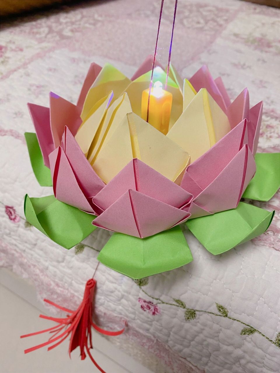 元宵节自制花灯 【材料】 a4卡纸,红线,一次性筷子,双面胶,皮筋
