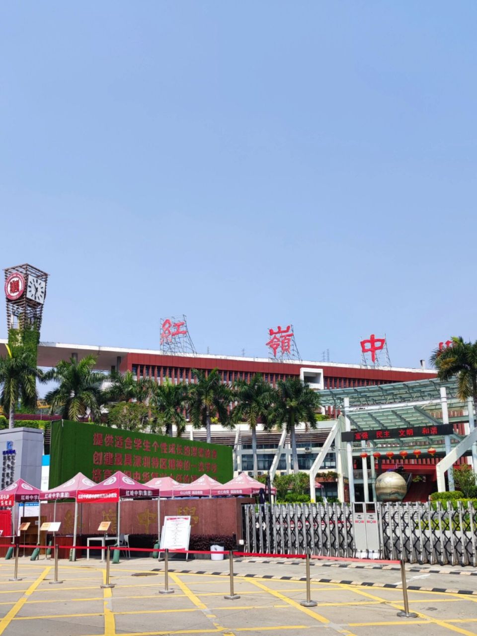 深圳排名第六的红岭中学高中部 高中部在安托山九路,两个山坳中间