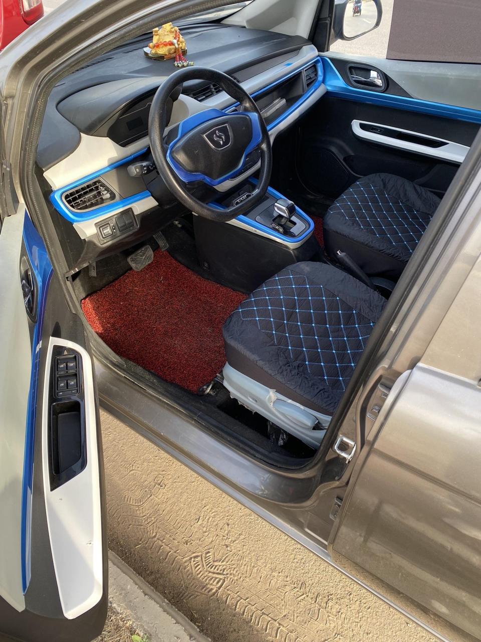 易咖x6深空灰新款内饰,油电两用双助力,铝合金轮圈,四门电动,蓝牙,大