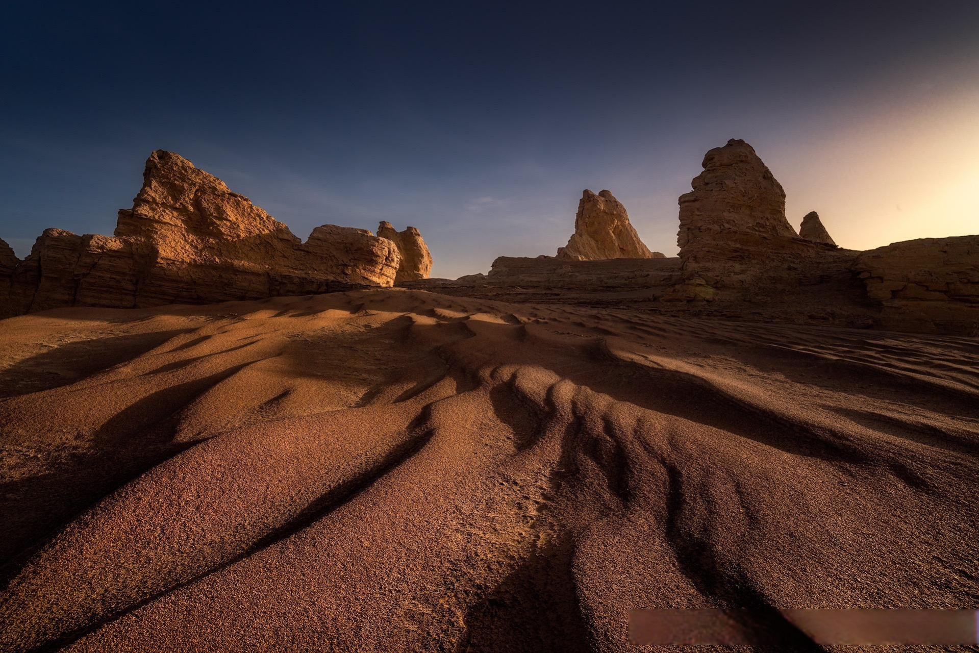 俄博梁雅丹无人区位于中国青海省茫崖市冷湖镇的一片荒野地区.