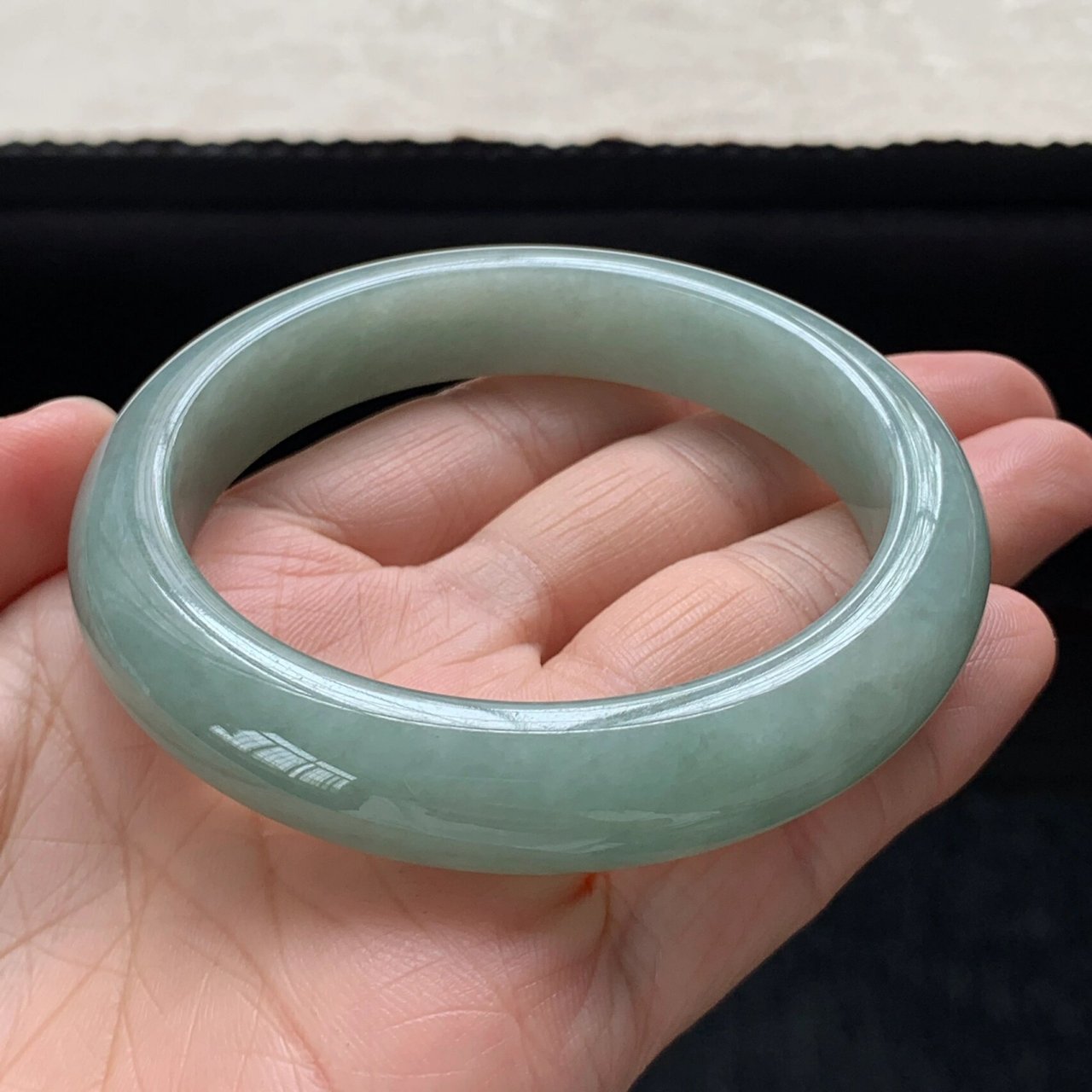 细糯种油青色翡翠手镯正圈,拍的灰了 很多人对油青手镯有误解,觉得油