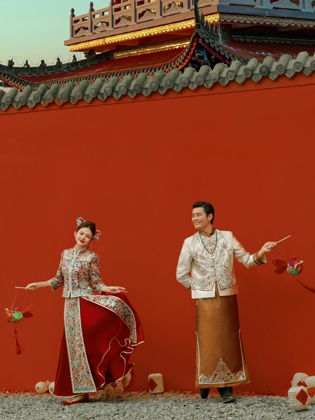 红墙下的秀禾婚纱照真的好美喜庆氛围拉满 属于中式元素之间的碰撞