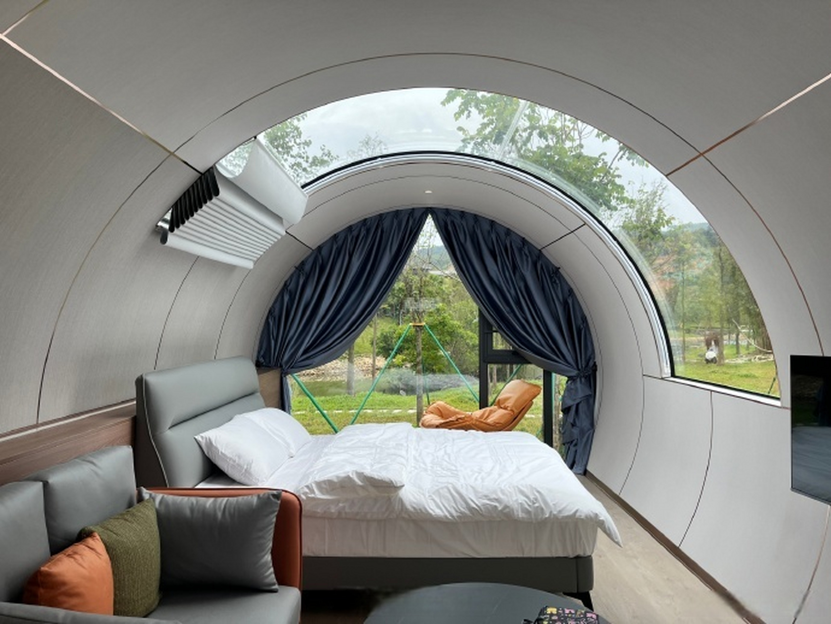五一假期露营备选地 1】可移动式太空舱,一顶露营天幕,一套户外休闲