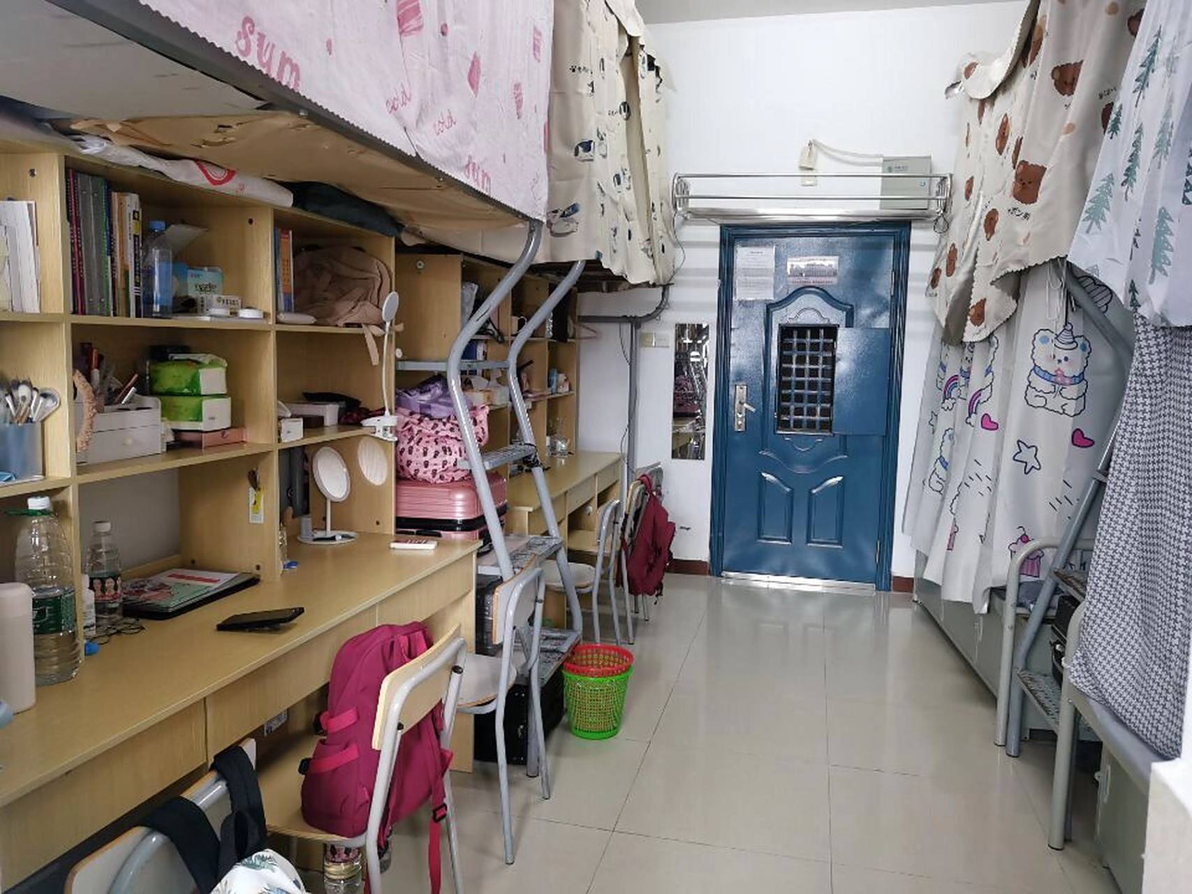 豫章师范学院  图一是女生六人寝宿舍 空间还是比较大的 上床下桌.