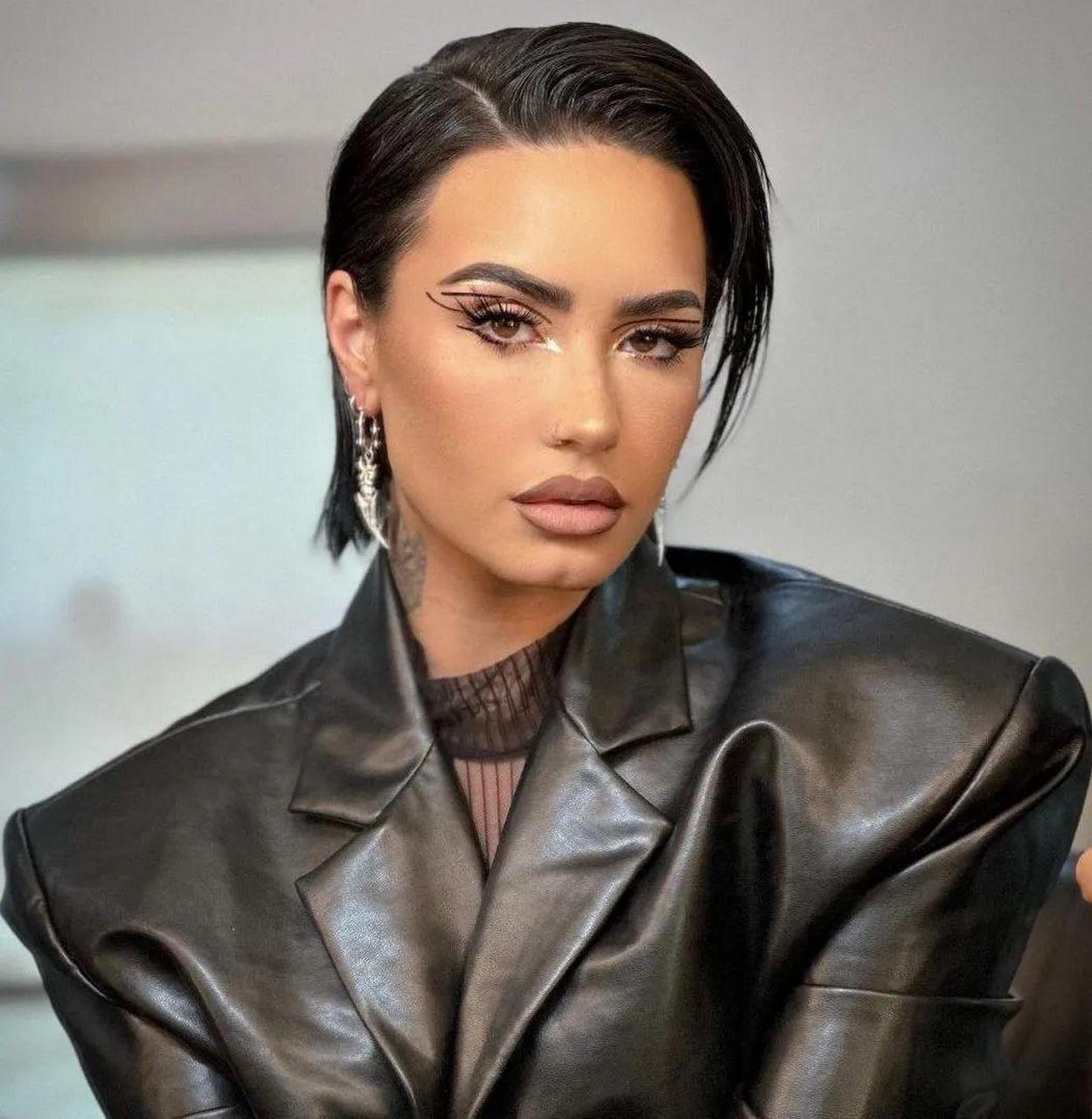 demi lovato 是一位美国流行歌手,演员和慈善家.