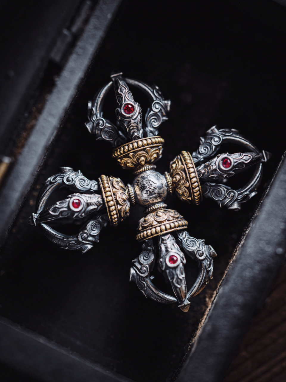 做了一把金刚杵,狠狠戳中我的审美了 十字金刚杵,又称羯磨杵,是古印度