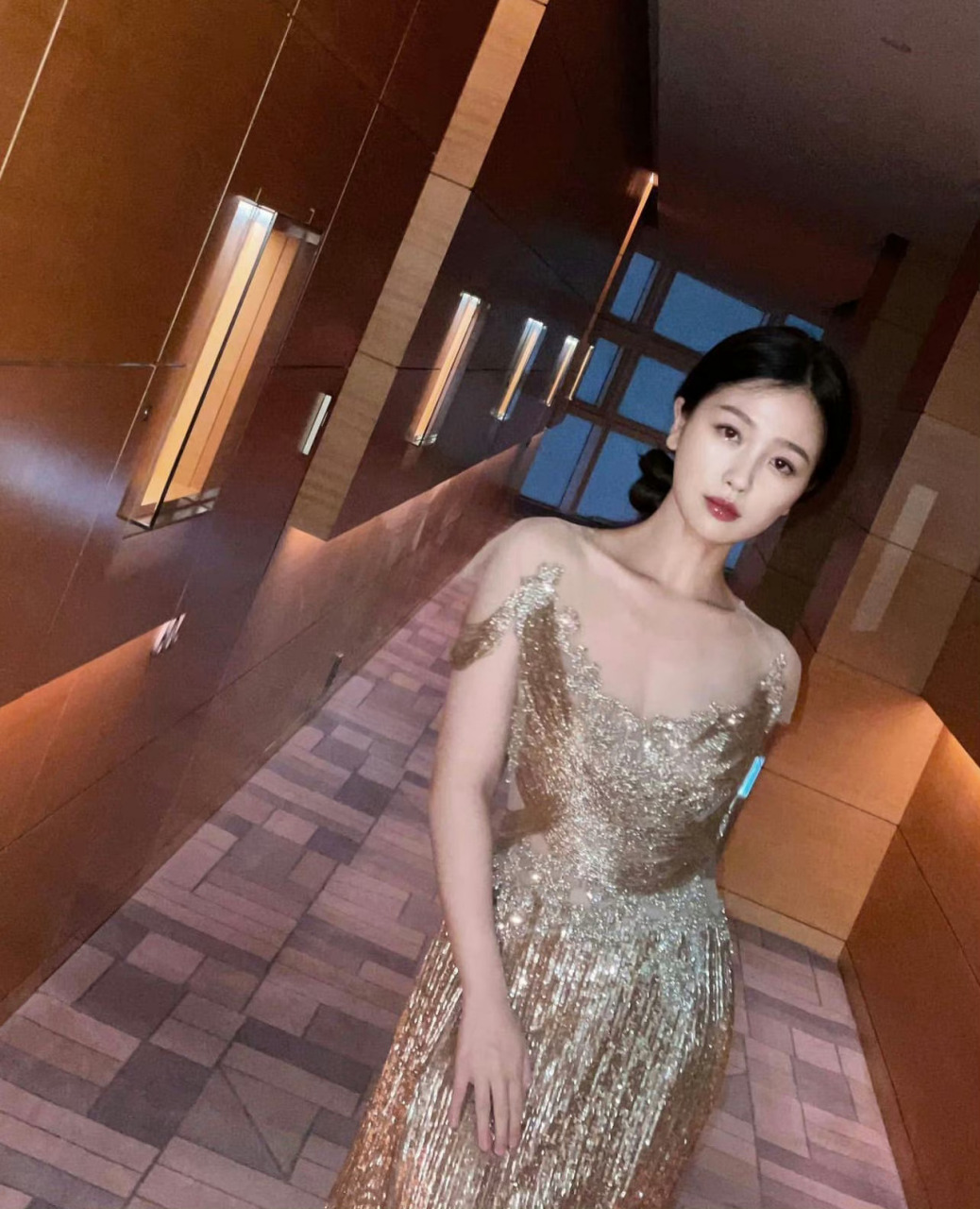 虞书欣鎏金亮片裙虞书欣金色亮片长裙 虞书欣真的要把我辣丝01好美