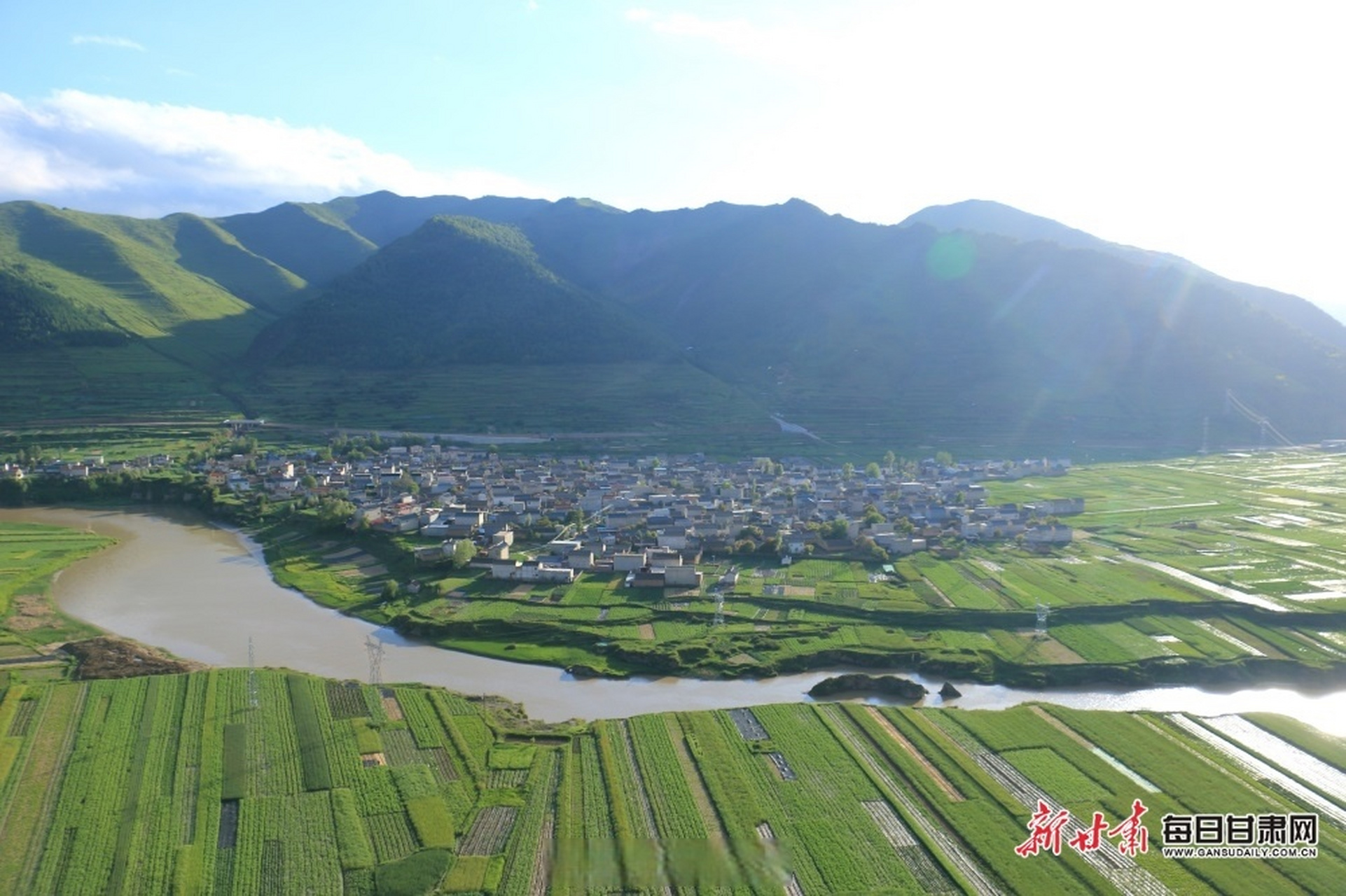 是时候去甘肃旅游了# 6月中旬,岷县洮河南北两岸山川秀美,绿意盎然