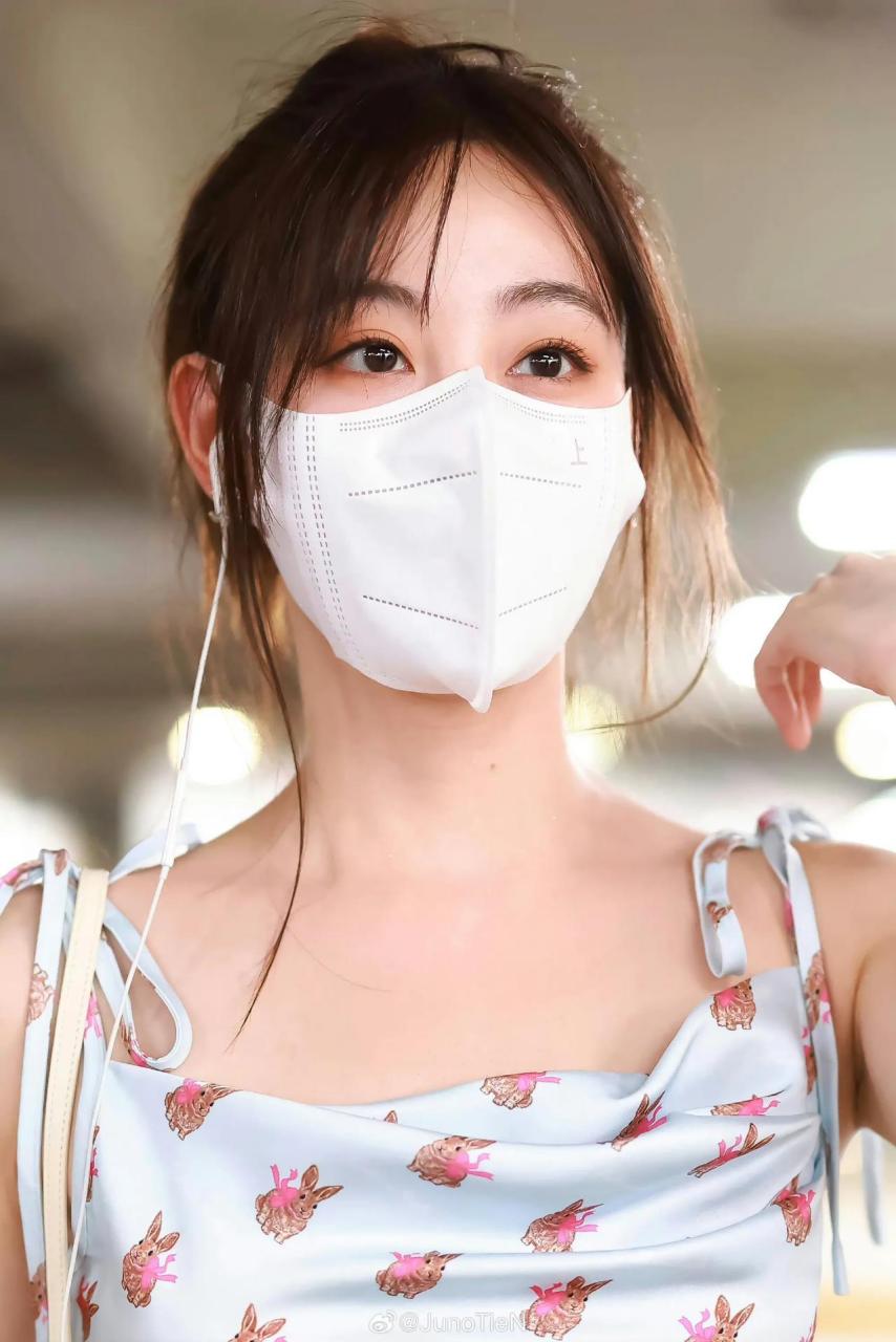 祝绪丹230724机场私服,碎花吊带裙搭配清爽丸子头发型,甜美又元气