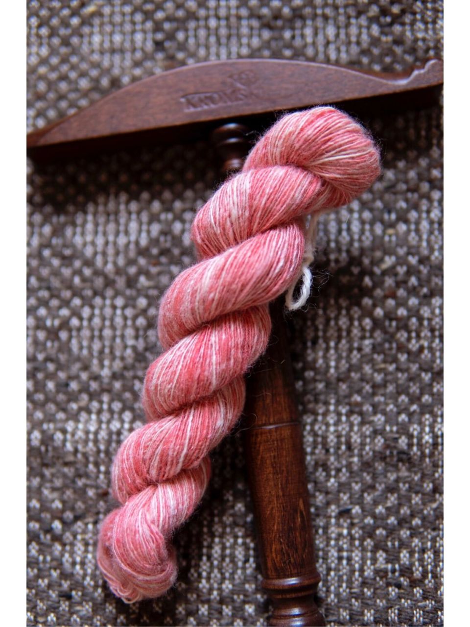 纺锤纺线总结篇 为了测规格把两个小木轴上的线打成绞线了,真好看呀