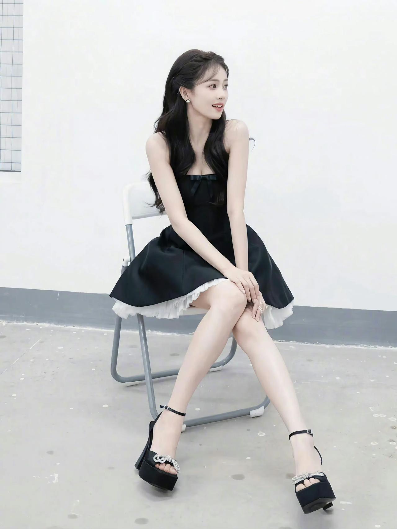 白鹿的气质在这套装扮中得到了很好的展现,无论是坐姿还是表情,都流露