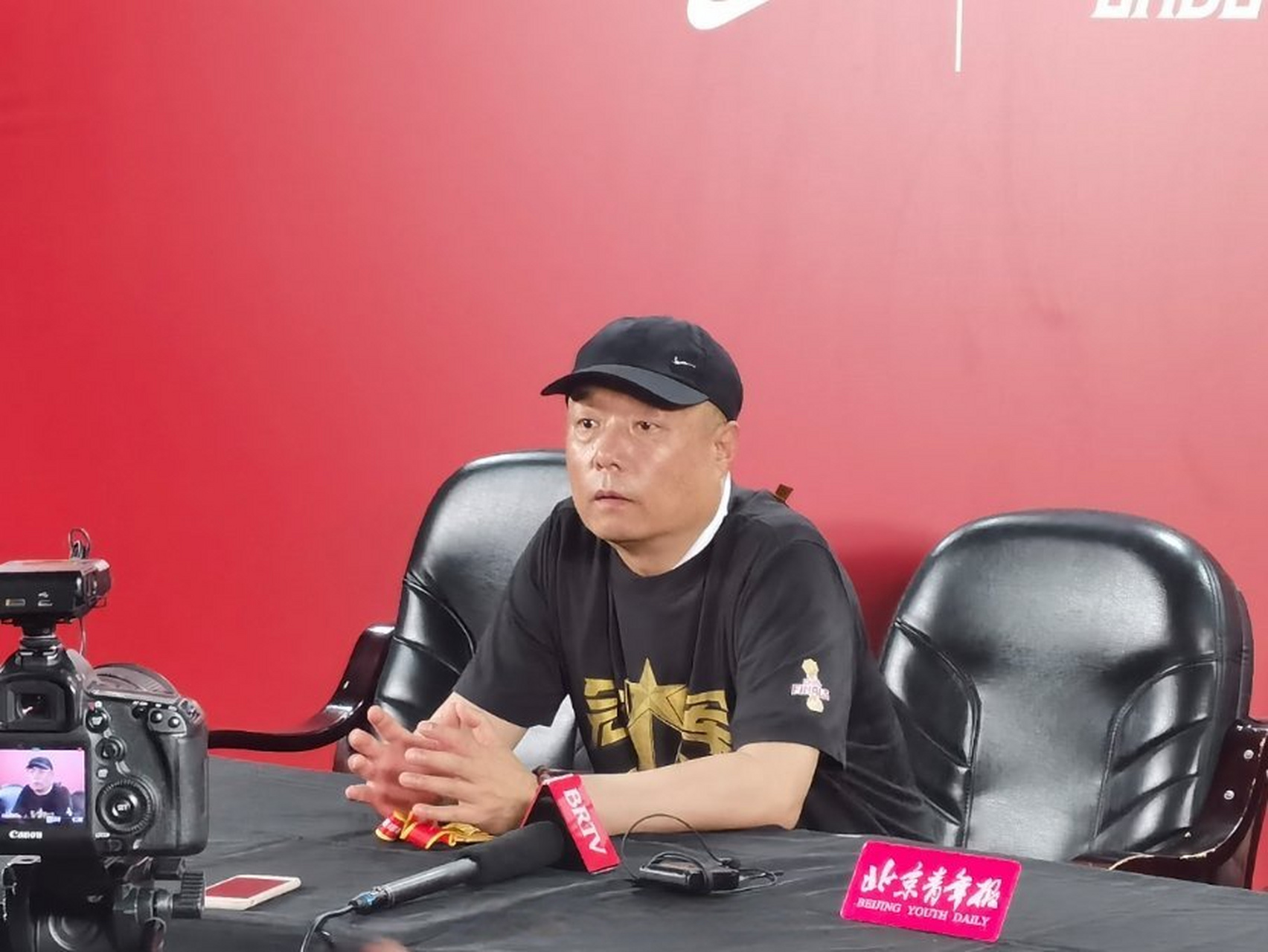 耐高总决赛太精彩了#   回浦中学主教练罗伦[话筒]  "去年输球比较