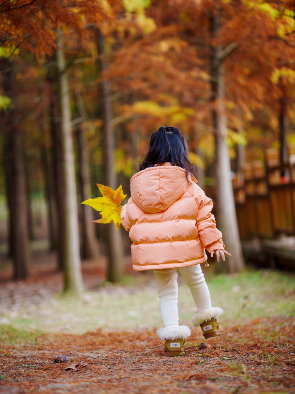 女生穿羽绒服背影图片