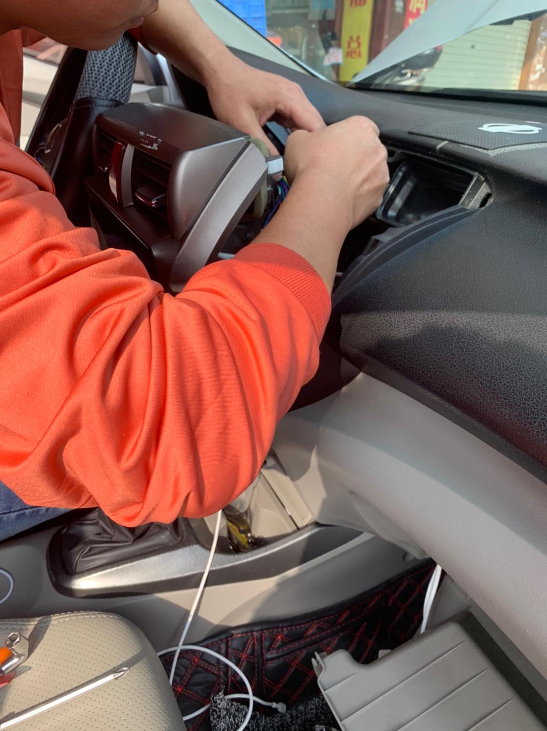 感谢老板们支持与信任,本田锋范加装10寸超薄凳底低音炮,五菱货车加装